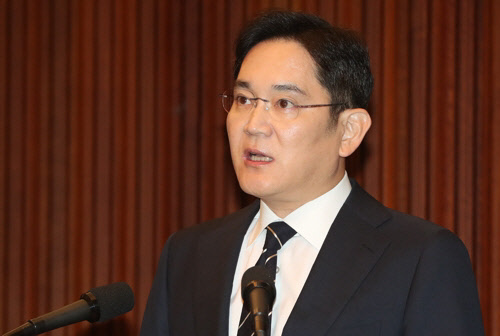 이재용 삼성전자 부회장이 지난달 6일 서초동 사옥에서 경영권 승계와 노조 문제 등과 관련해 대국민 사과를 하고 있다. <연합 제공>